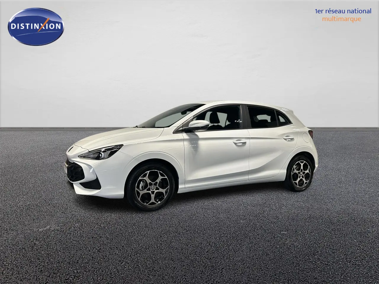 Vue de profil droit d'une MG3 blanche 2025 avec jantes alliage et lignes sculptées sur la porte.