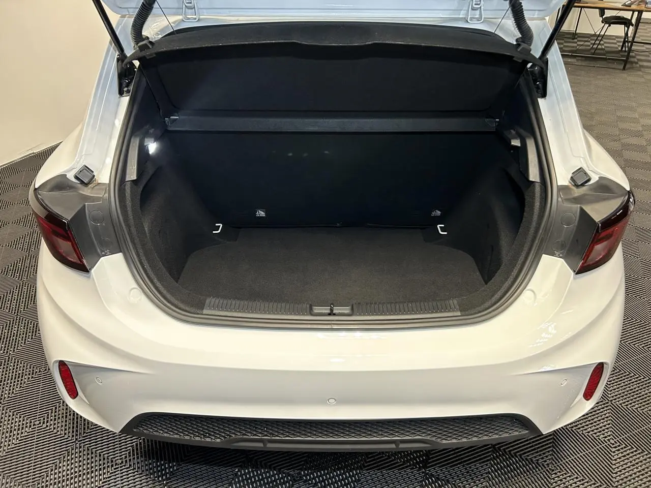 Coffre ouvert vu de l'arrière d'une MG3 blanche 2025, montrant l'espace de rangement intérieur noir.