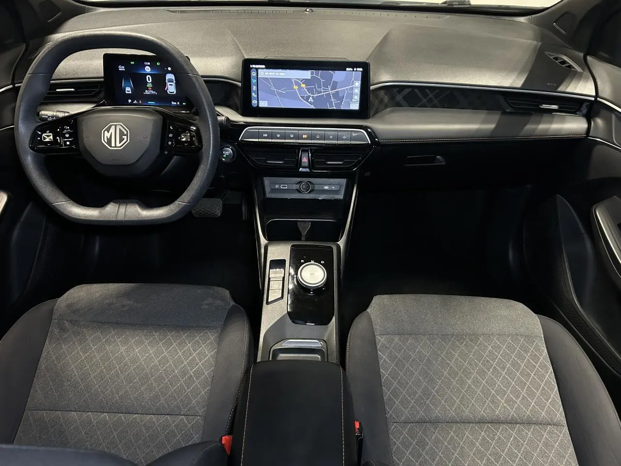 Vue intérieure avant du tableau de bord et des sièges tissu gris du MG3 1.5 Hybrid+ 195ch Comfort 2025.