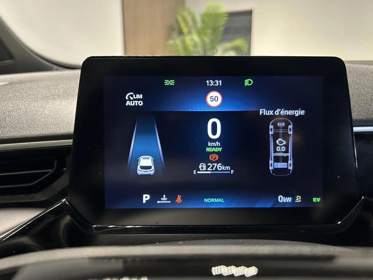 Écran numérique central de la MG3 1.5 Hybrid+ 2025 affichant la vitesse et le flux d'énergie, vue de face intérieure.