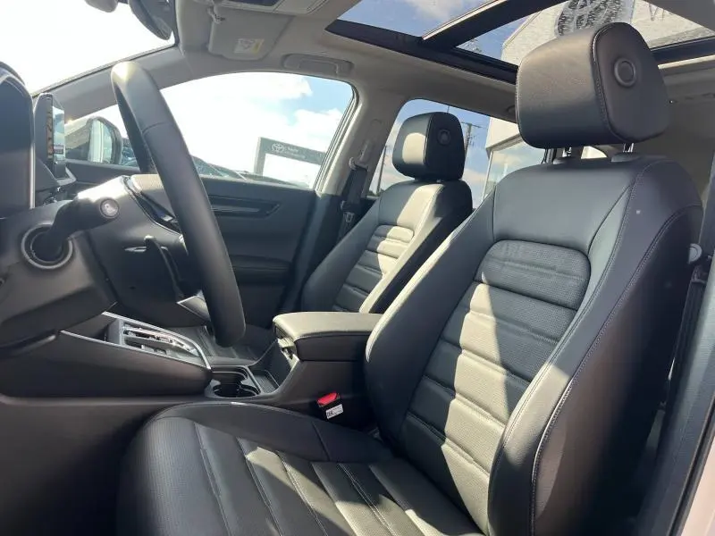Intérieur du Honda CR-V 2024 en cuir noir, vue côté conducteur avec toit panoramique et console centrale visible.