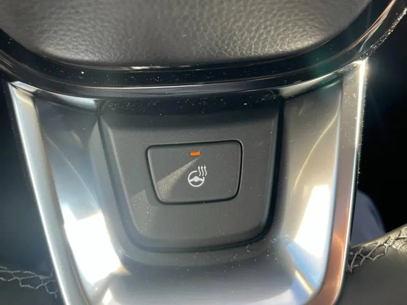 Bouton de chauffage de volant noir avec témoin orange sur console centrale du Honda CR-V 2024 finition Executive.