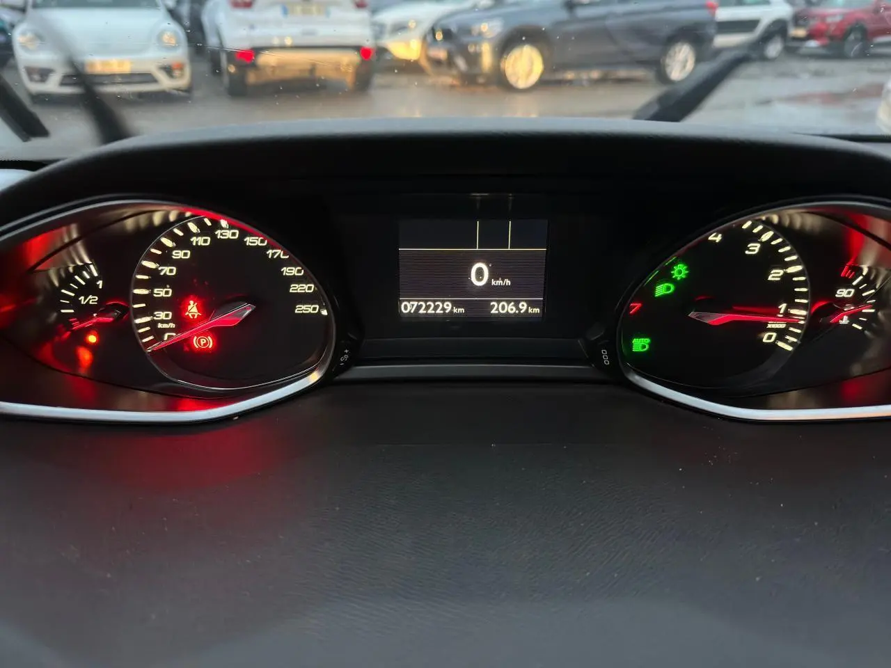 Vue rapprochée du tableau de bord de la Peugeot 308 2018, affichant le compteur, la vitesse à zéro et les voyants allumés.