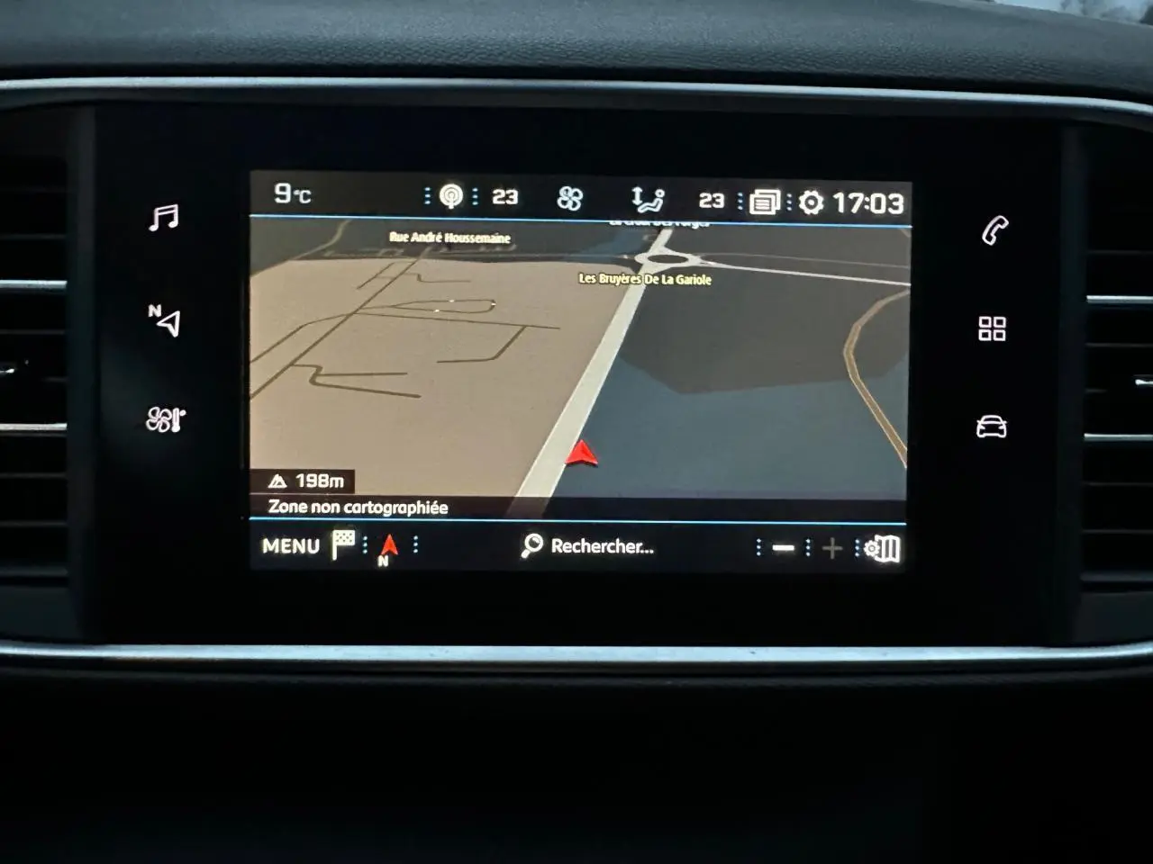 Écran tactile 9,7 pouces du GPS de la Peugeot 308 gris Artense, affichant une carte de navigation intérieure.