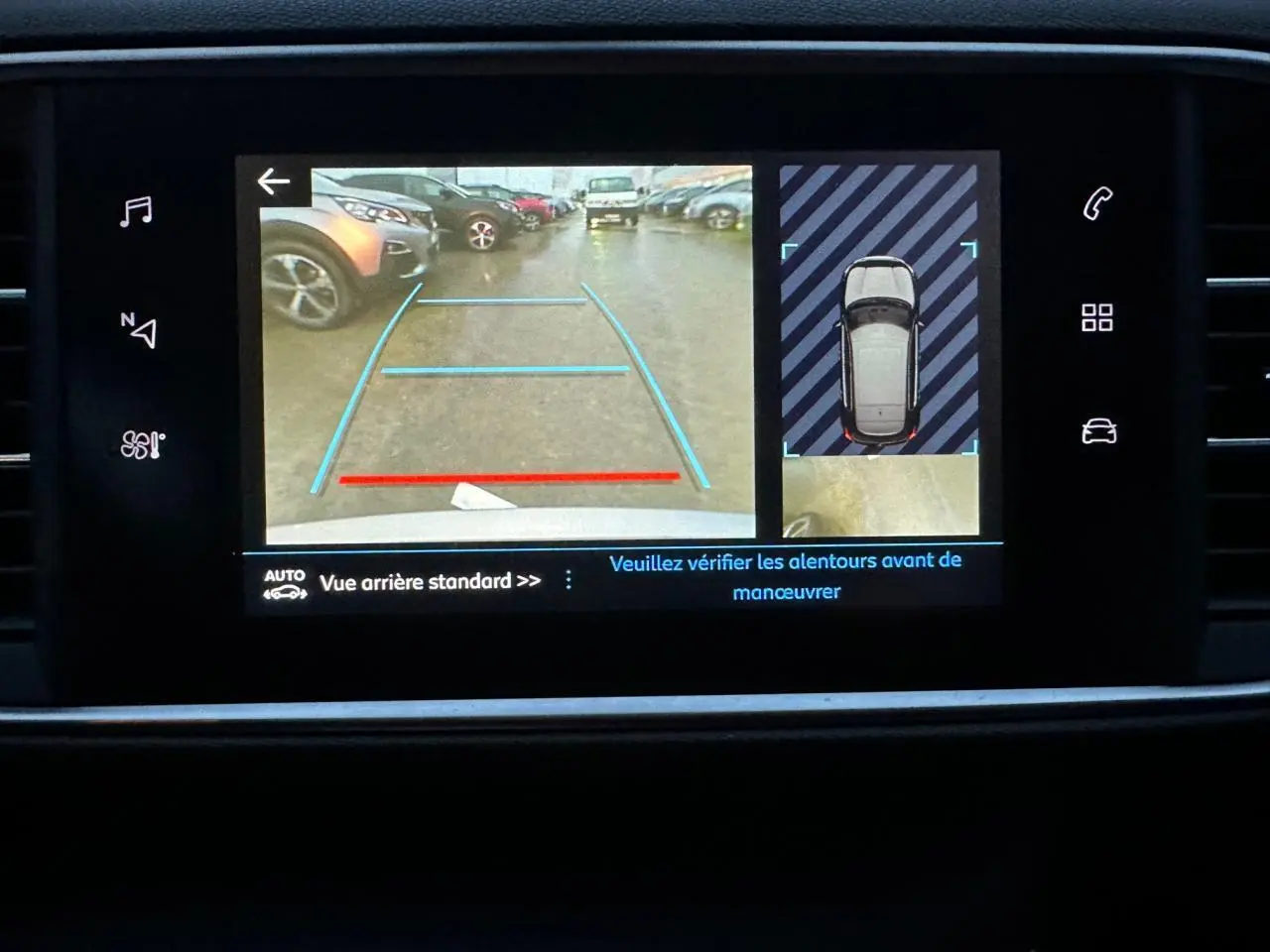 Écran tactile de la Peugeot 308 gris Artense montrant la caméra de recul avec guidage et vue 360° du véhicule.