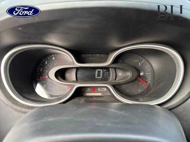 Vue rapprochée du tableau de bord noir avec compte-tours et indicateur de carburant d'un Renault Trafic blanc.