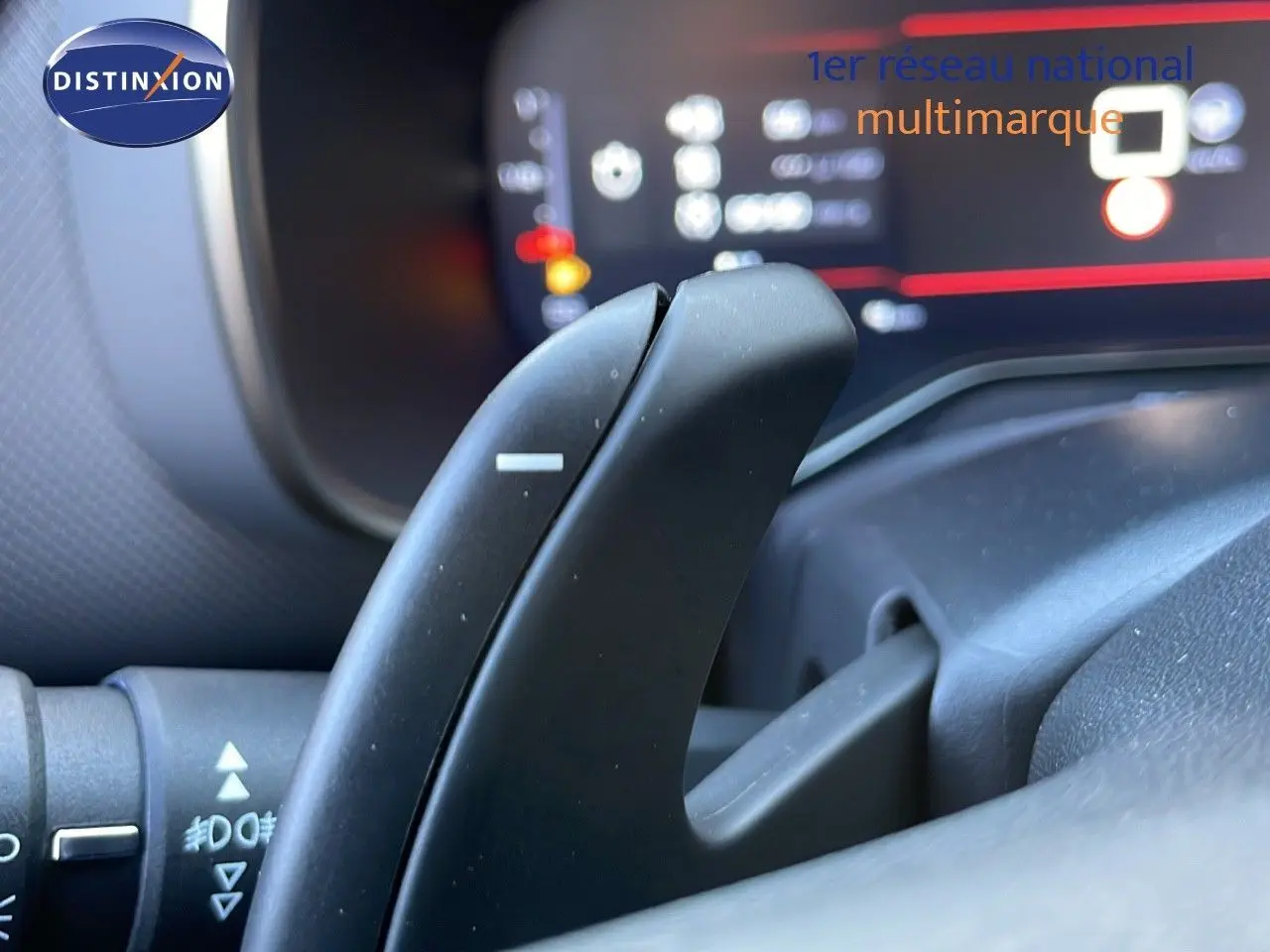 Gros plan sur la palette de changement de vitesse noire à gauche du volant du Citroën C5 Aircross 2025.