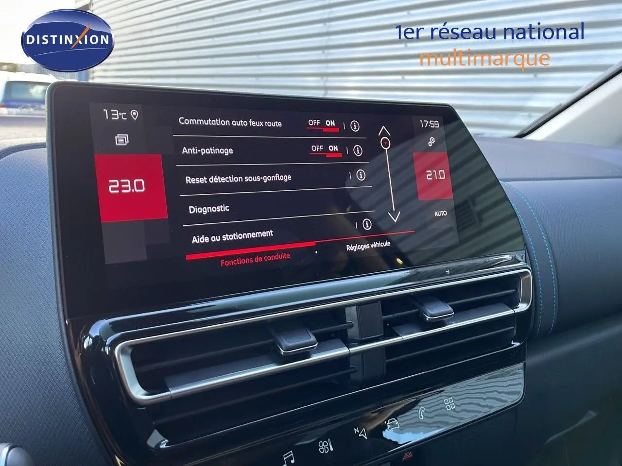 Vue rapprochée de l'écran tactile et des aérateurs du tableau de bord du Citroën C5 Aircross noir Perla Metal 2025.