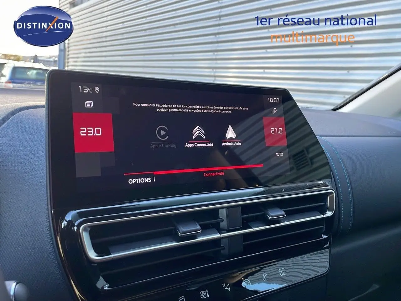 Écran tactile central affichant la connectivité Apple CarPlay et Android Auto dans un Citroën C5 Aircross noir perla metal.