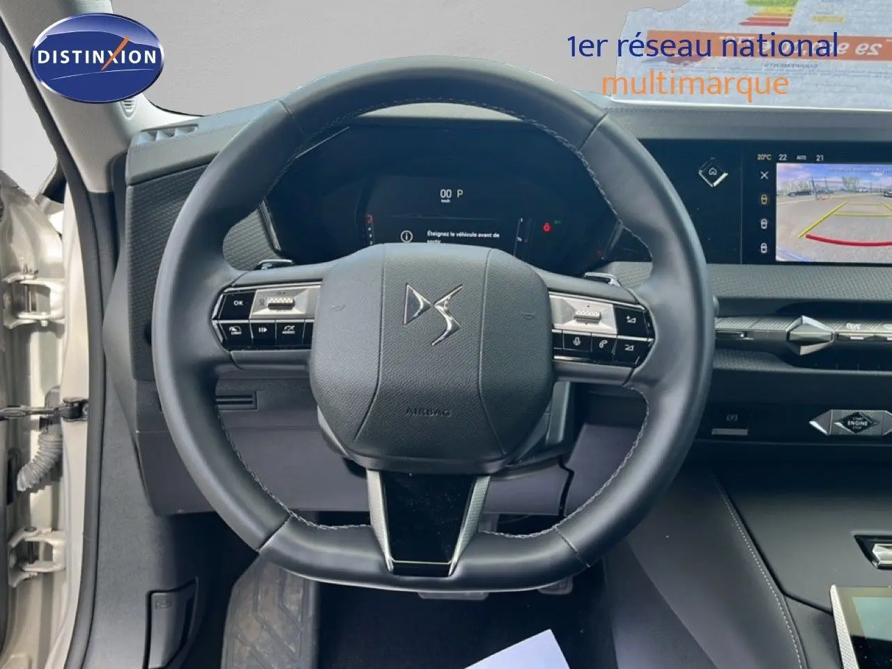 Vue rapprochée du volant cuir noir et du tableau de bord numérique du DS4 2024 couleur Cristal Pearl Nacré.