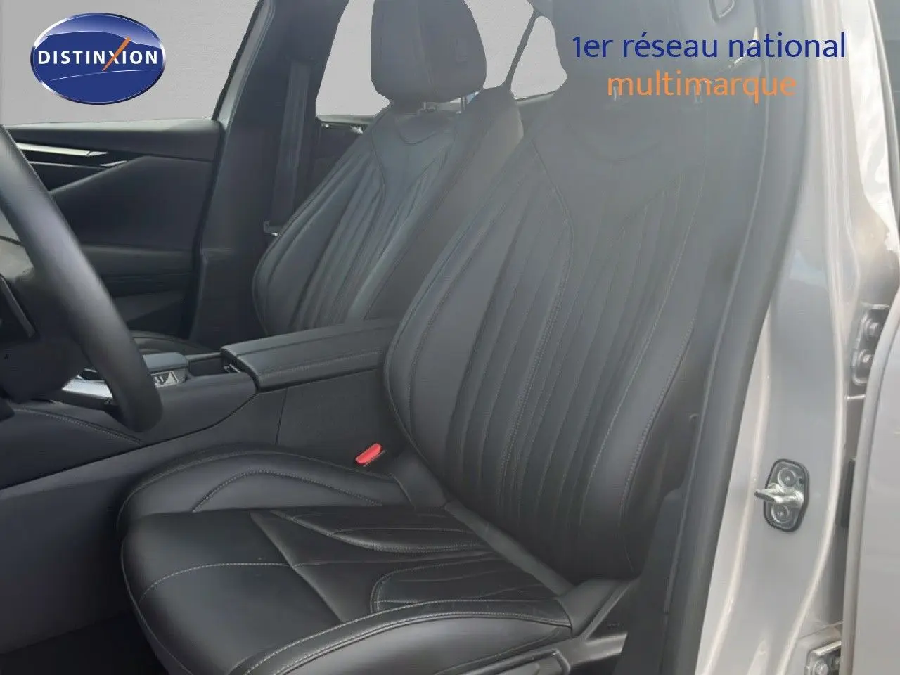 Vue intérieure côté conducteur sur les sièges en cuir noir du DS4 2024 couleur Cristal Pearl Nacré.