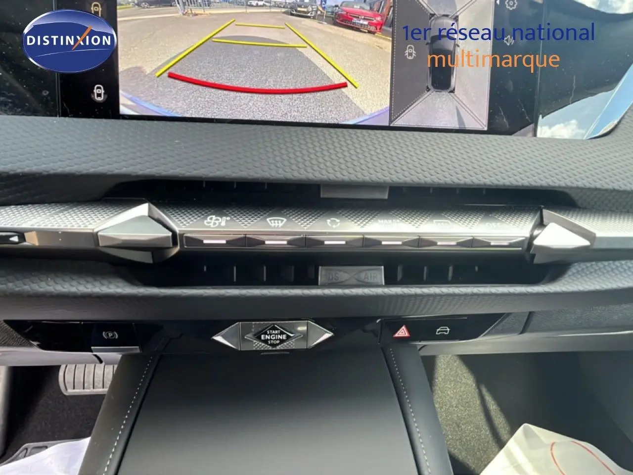 Vue rapprochée de la console centrale du DS4 2024 avec écran caméra de recul et boutons de commande en finition noire.