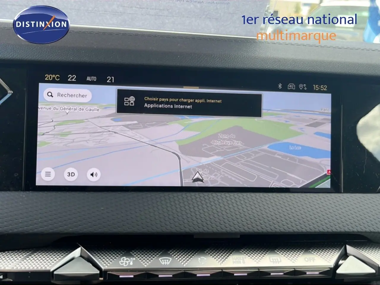 Vue intérieure du tableau de bord du DS4 2024, écran tactile affichant la navigation GPS en mode 3D.