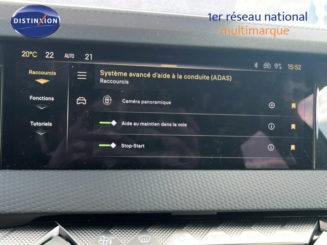 Vue rapprochée de l’écran tactile intérieur du DS4 2024 affichant les aides à la conduite, avec tableau de bord gris texturé.