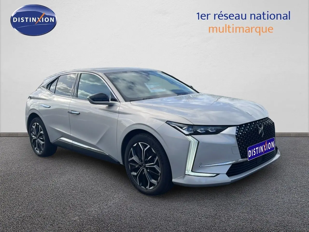 Vue 3/4 avant droite d'une DS4 2024 gris nacré avec calandre noire et feux LED en forme de L.