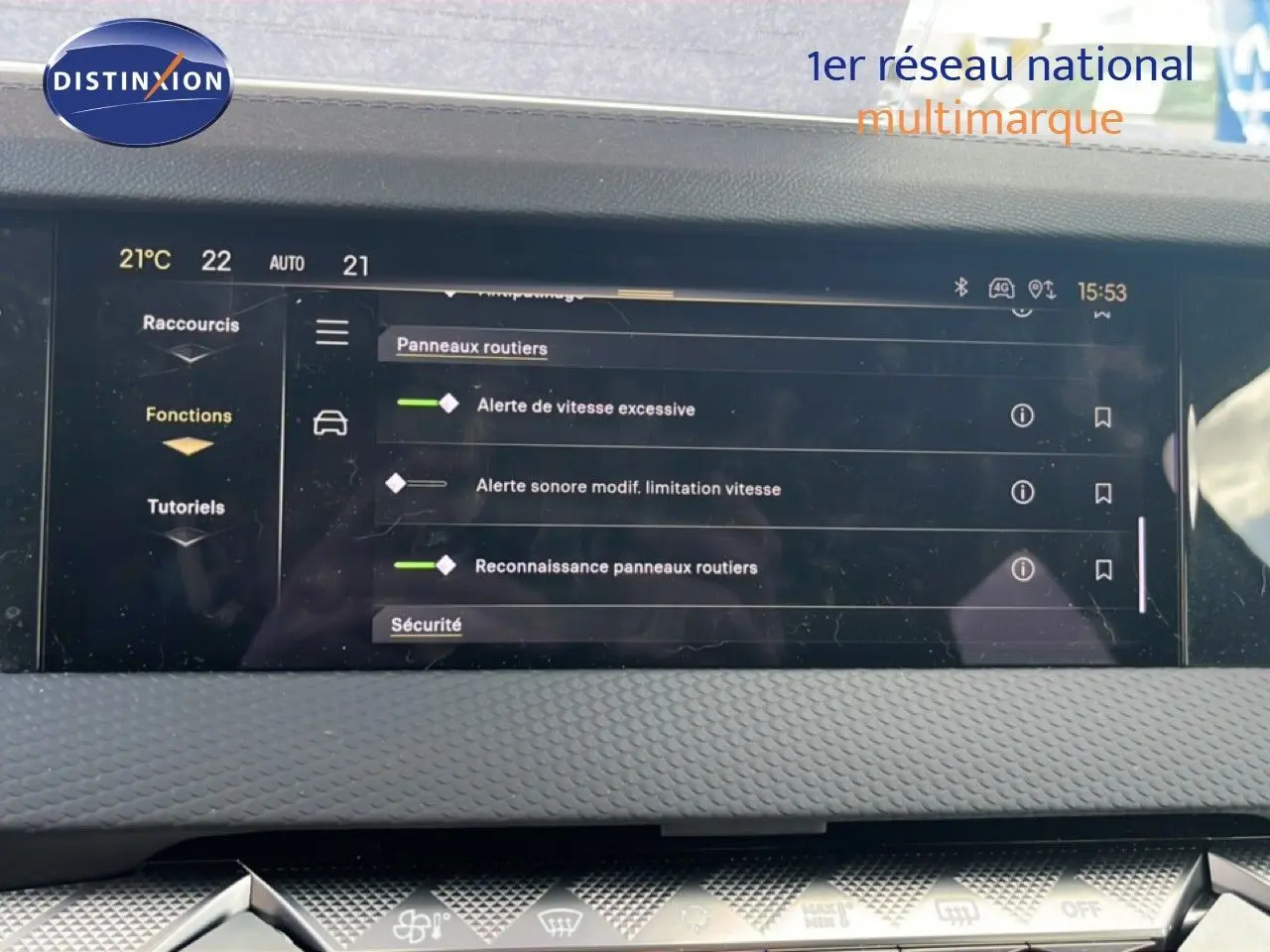 Écran tactile central du DS4 2024 montrant les réglages d’alerte vitesse et reconnaissance panneaux routiers.