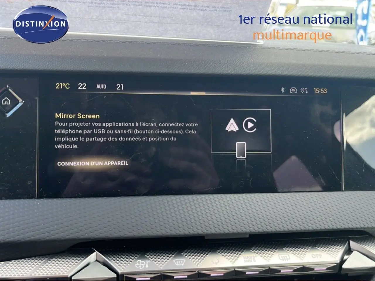 Écran tactile central du DS4 2024 en gros plan, affichant la fonction Mirror Screen avec détails de la climatisation.