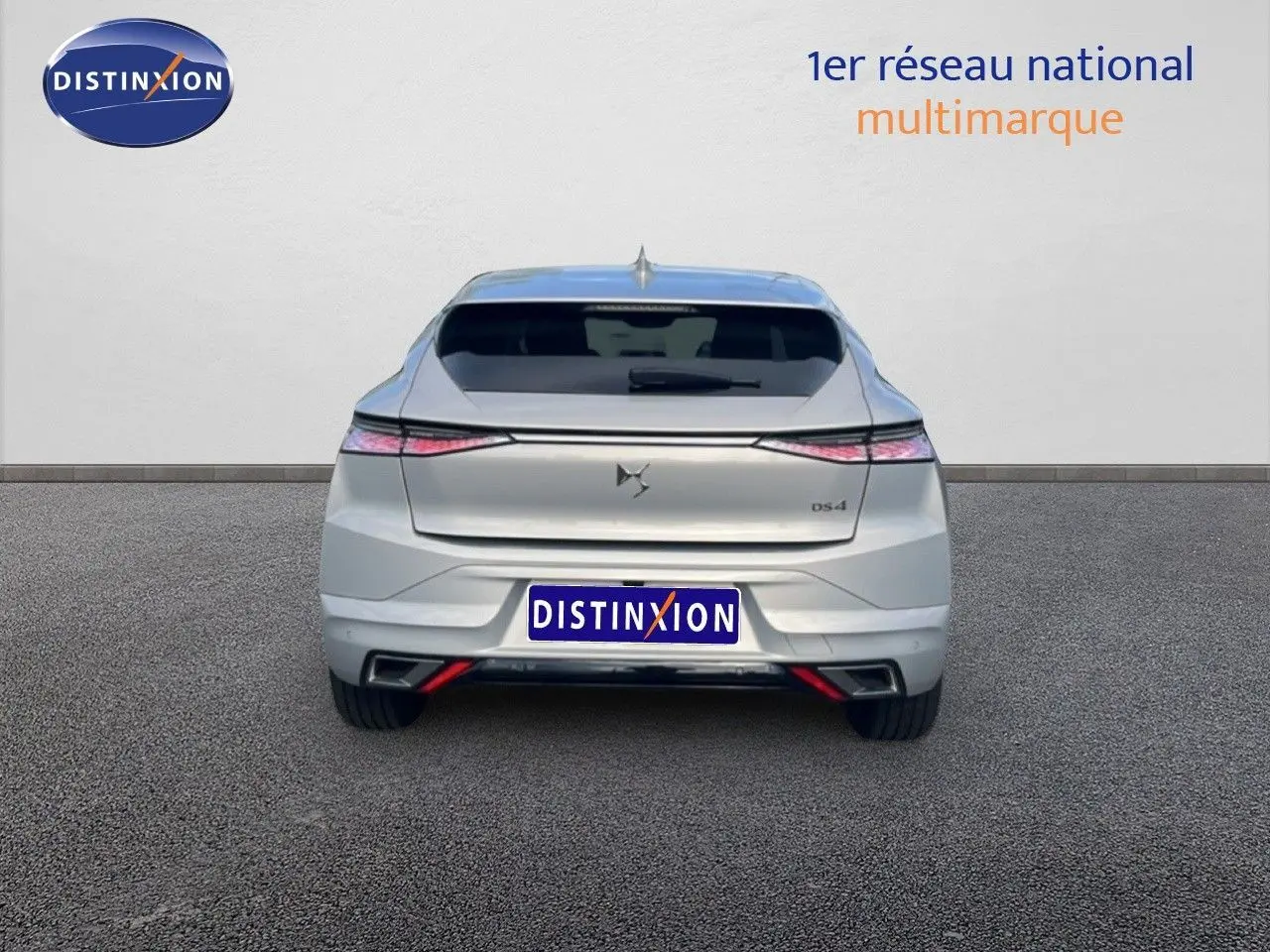 Vue arrière d'une DS4 2024 couleur Cristal Pearl Nacré avec feux LED effilés et double sortie d'échappement intégrée.