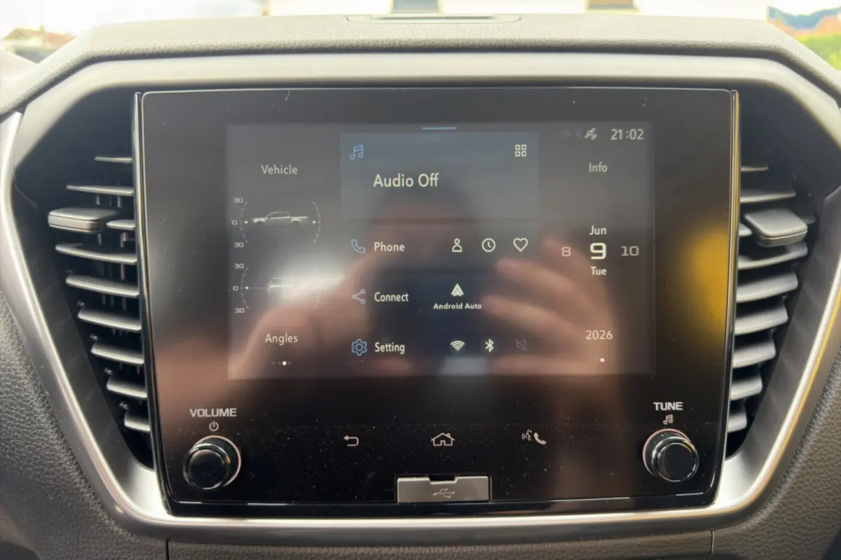 Écran tactile central du tableau de bord de l'Isuzu D-MAX 2026 affichant le menu audio et connectivité.