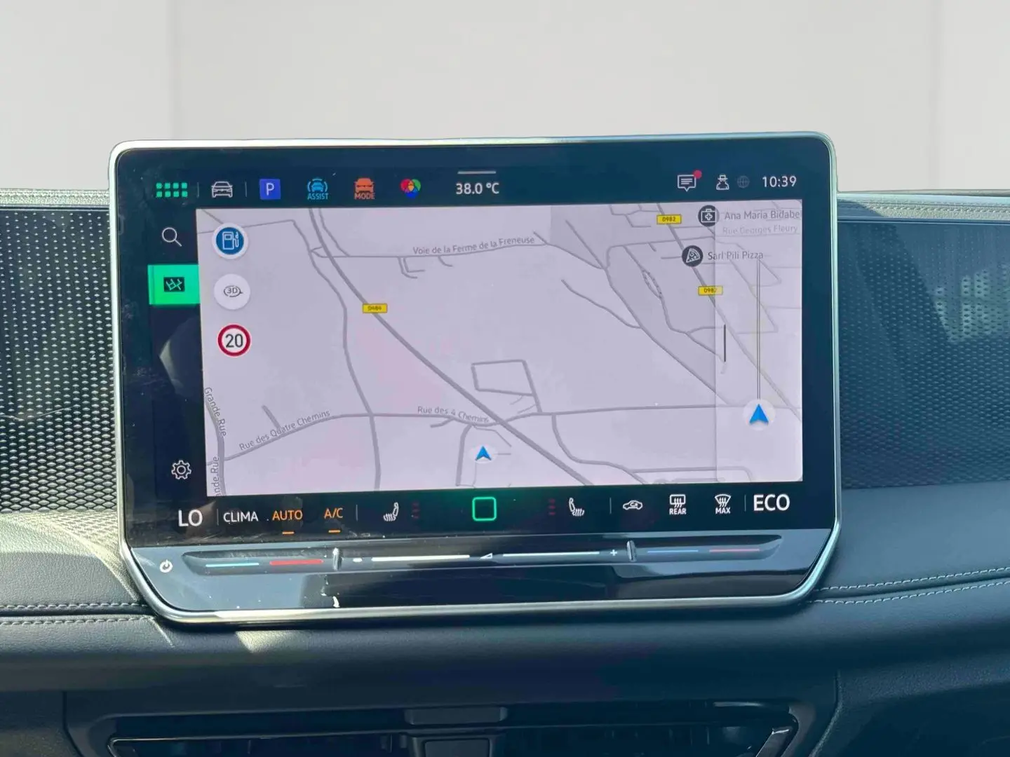 Écran tactile central du Volkswagen Tiguan 1.5 eHybrid 2025 affichant la navigation et les commandes climatisation.