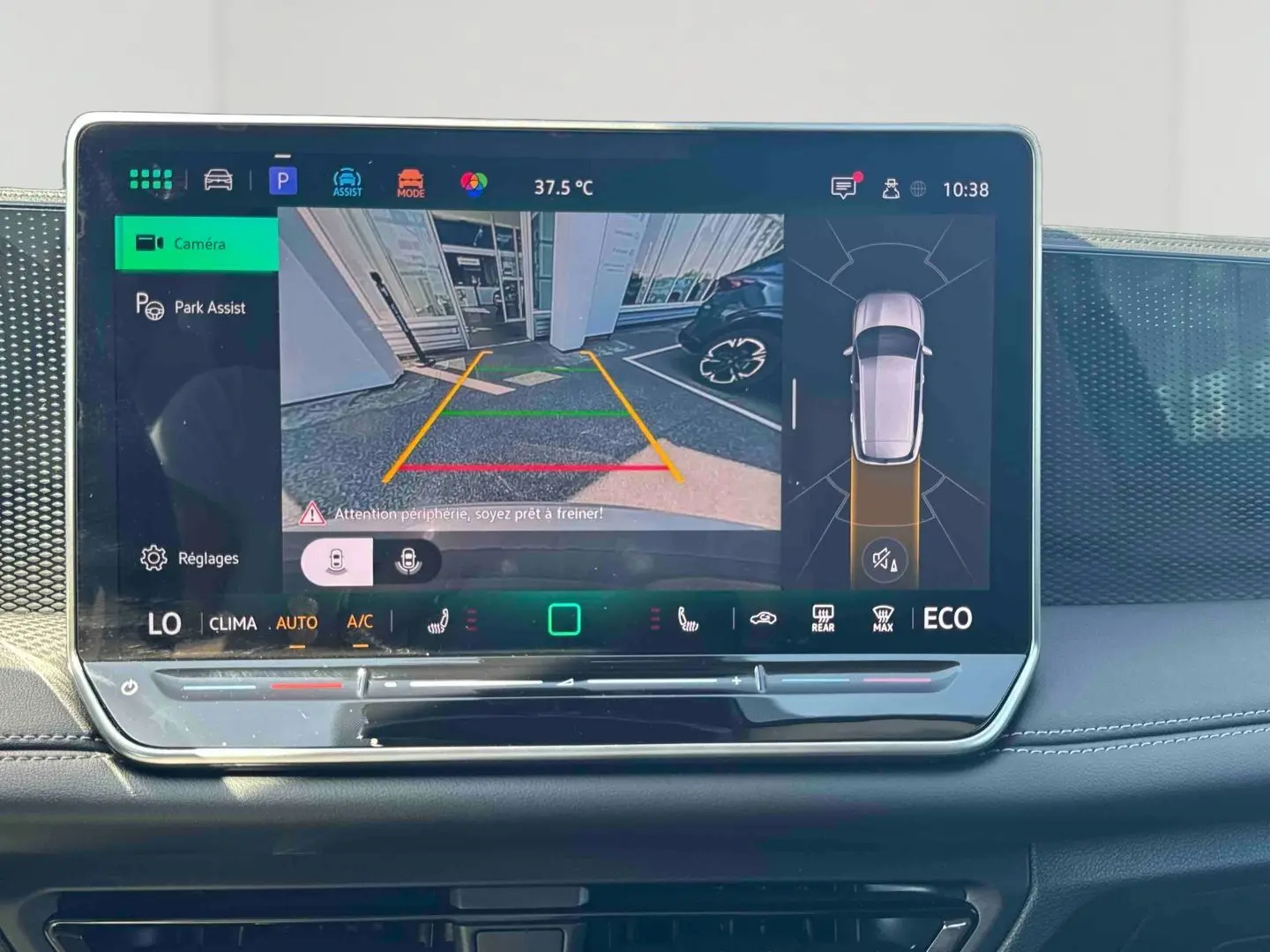Écran tactile intérieur du Volkswagen Tiguan gris montrant la caméra de recul et l'assistance au stationnement.