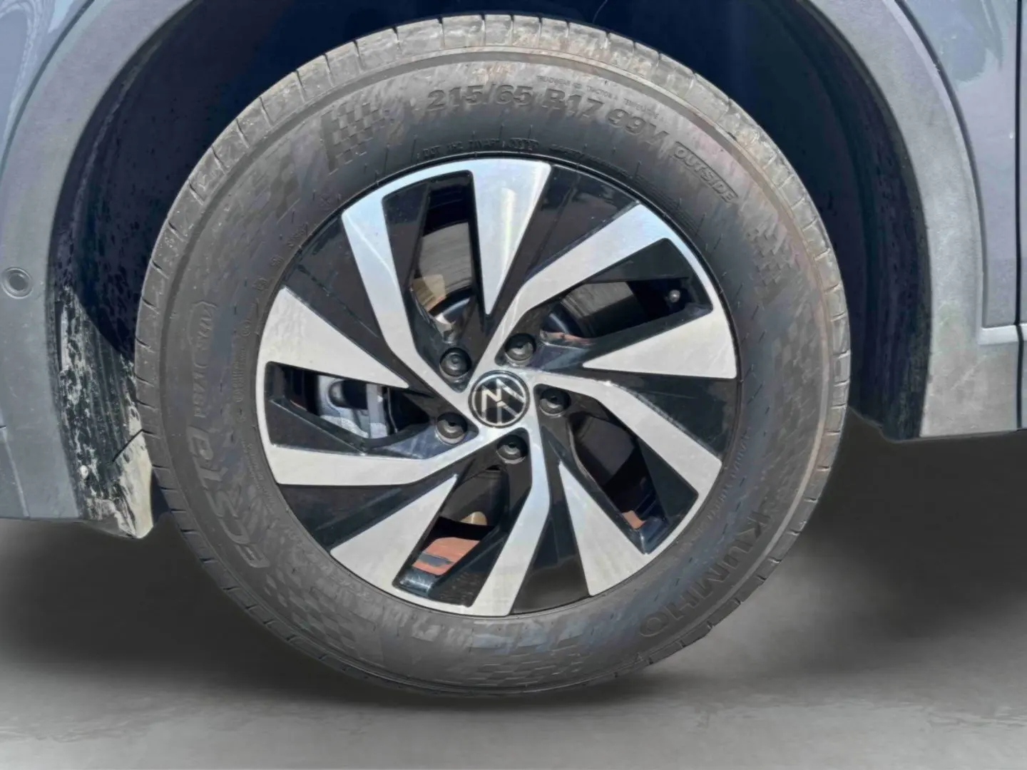 Gros plan sur la roue avant gauche grise du Volkswagen Tiguan 2025 avec jante alliage Venezia 17 pouces bicolore.