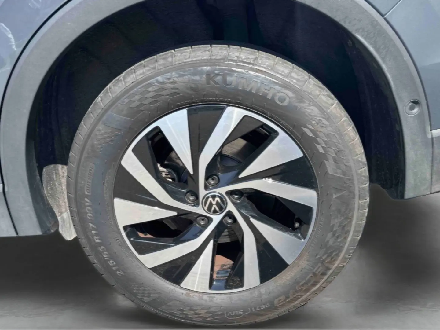 Gros plan sur la roue avant gauche grise du Volkswagen Tiguan 1.5 eHybrid 2025 avec jante alliage Venezia 17 pouces.