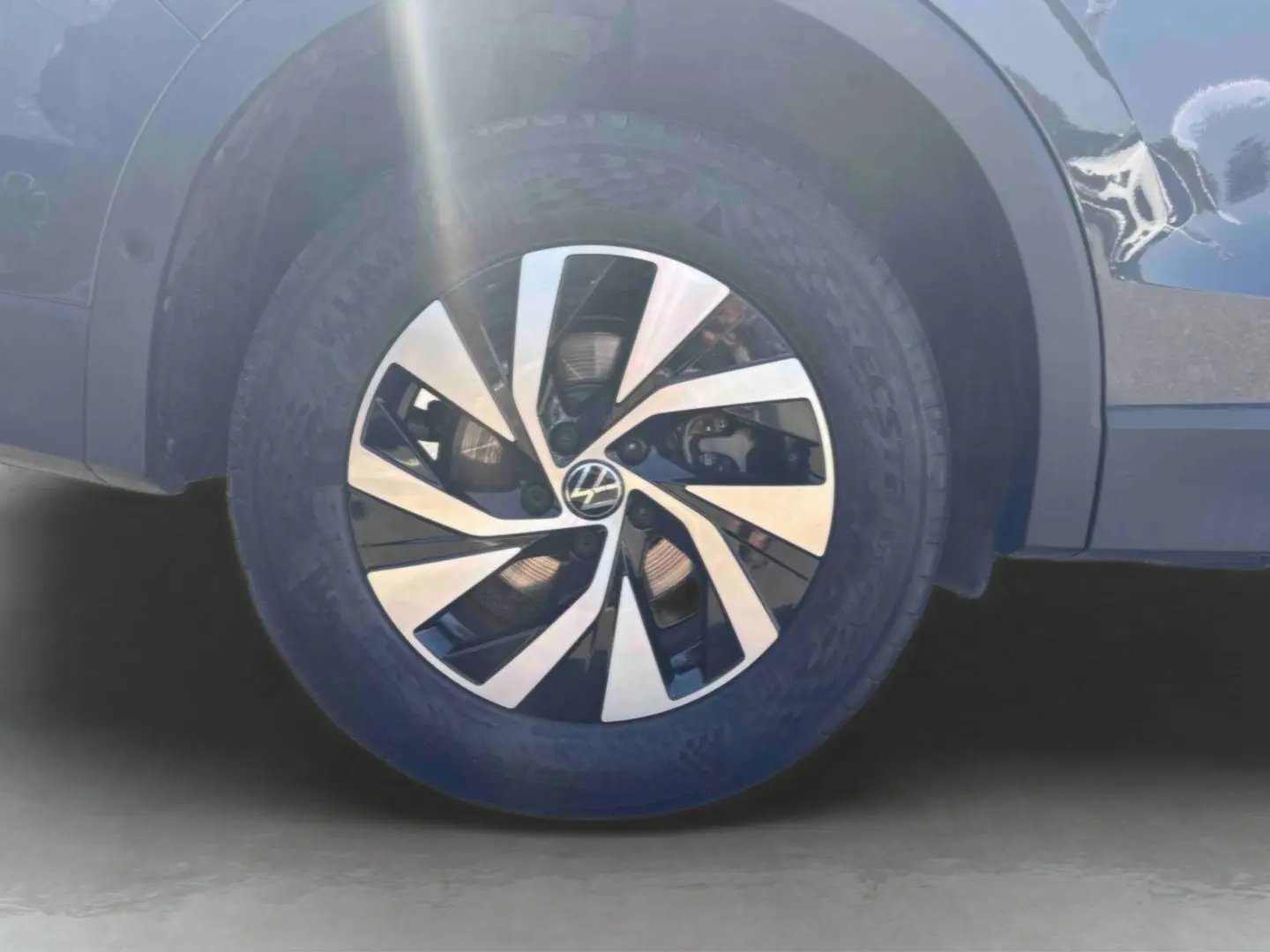Gros plan sur la roue avant droite du Volkswagen Tiguan gris, avec jante alliage Venezia 17 pouces bicolore.