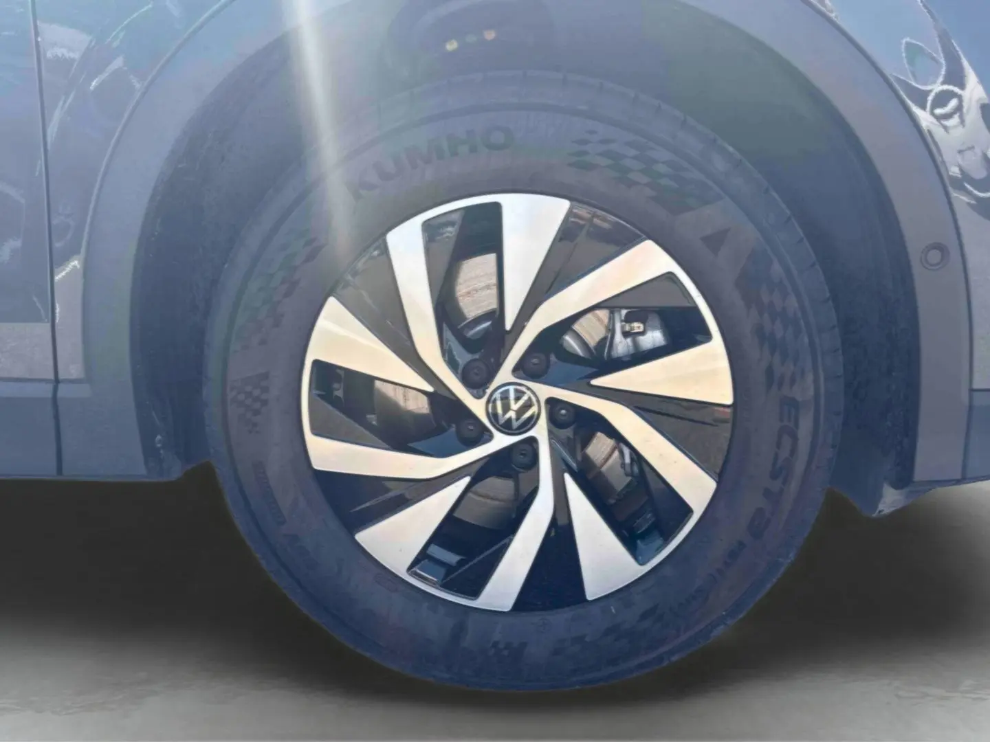 Gros plan sur la jante alliage Venezia 17 pouces bicolore du Volkswagen Tiguan gris, côté avant droit.