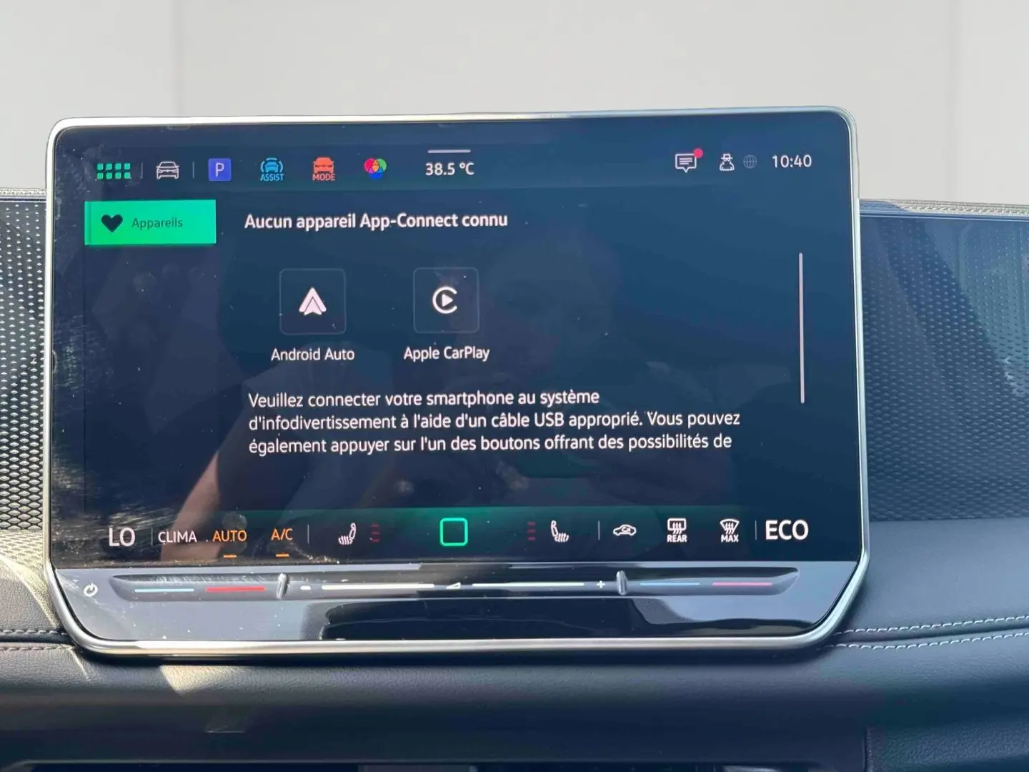 Écran tactile central du tableau de bord du Volkswagen Tiguan 2025 affichant les options App-Connect.