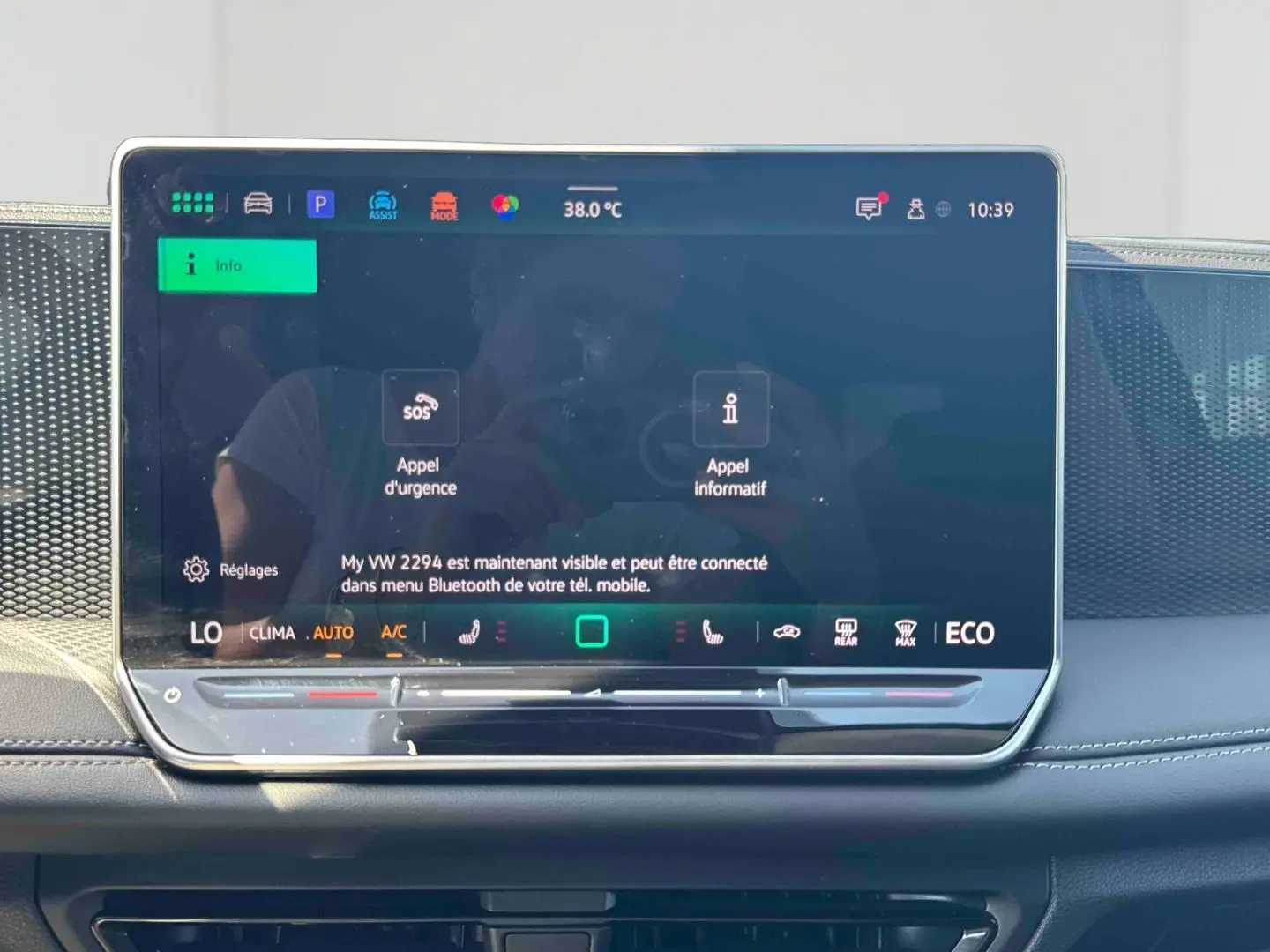 Écran tactile central du Volkswagen Tiguan eHybrid 2025 affichant les réglages d'appel d'urgence et climatisation.