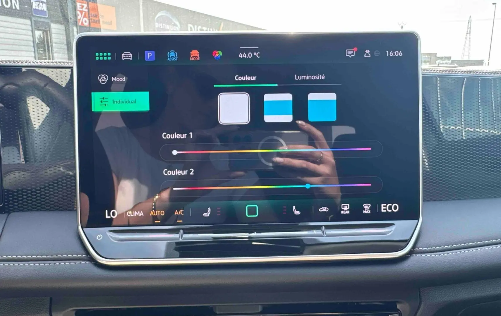 Écran tactile central du Volkswagen Tiguan 2025 affichant les réglages de couleur d'ambiance intérieure.