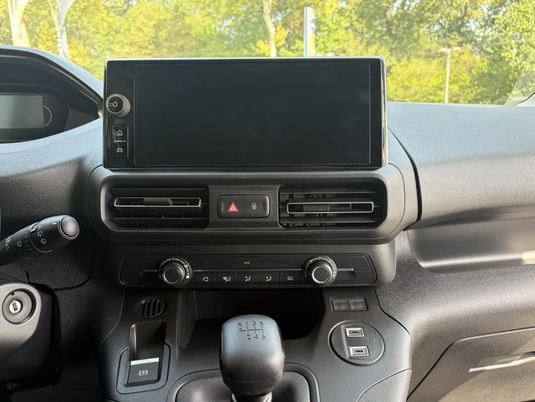 Tableau de bord du Peugeot Partner blanc 2026, vue frontale centrée sur l’écran tactile et la boîte manuelle.