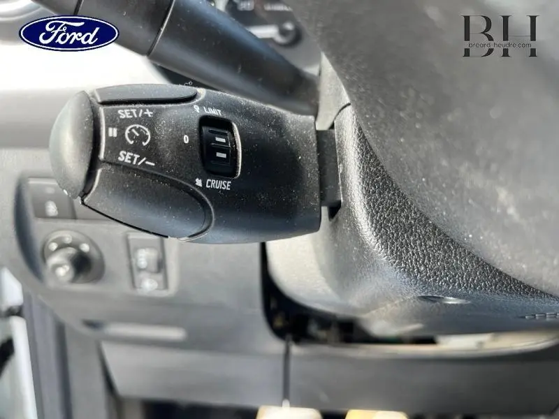 Gros plan sur la commande de régulateur de vitesse côté gauche du volant du Citroën Berlingo blanc Banquise 2017.