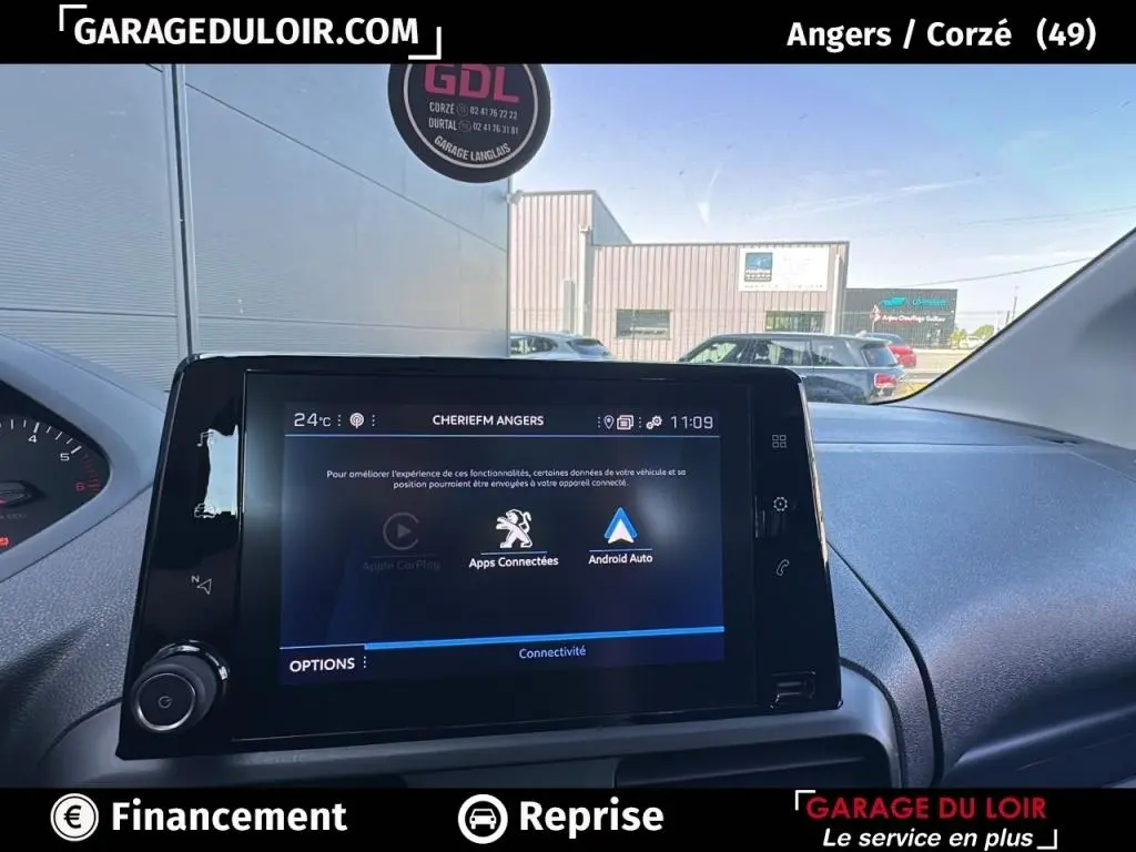 Vue intérieure du tableau de bord du Peugeot Rifter bleu 2024, écran tactile central affichant les apps connectées.