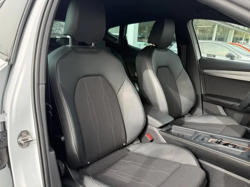 Vue intérieure côté avant gauche des sièges en cuir noir du CUPRA Formentor blanc Nevada métallisé 2025.