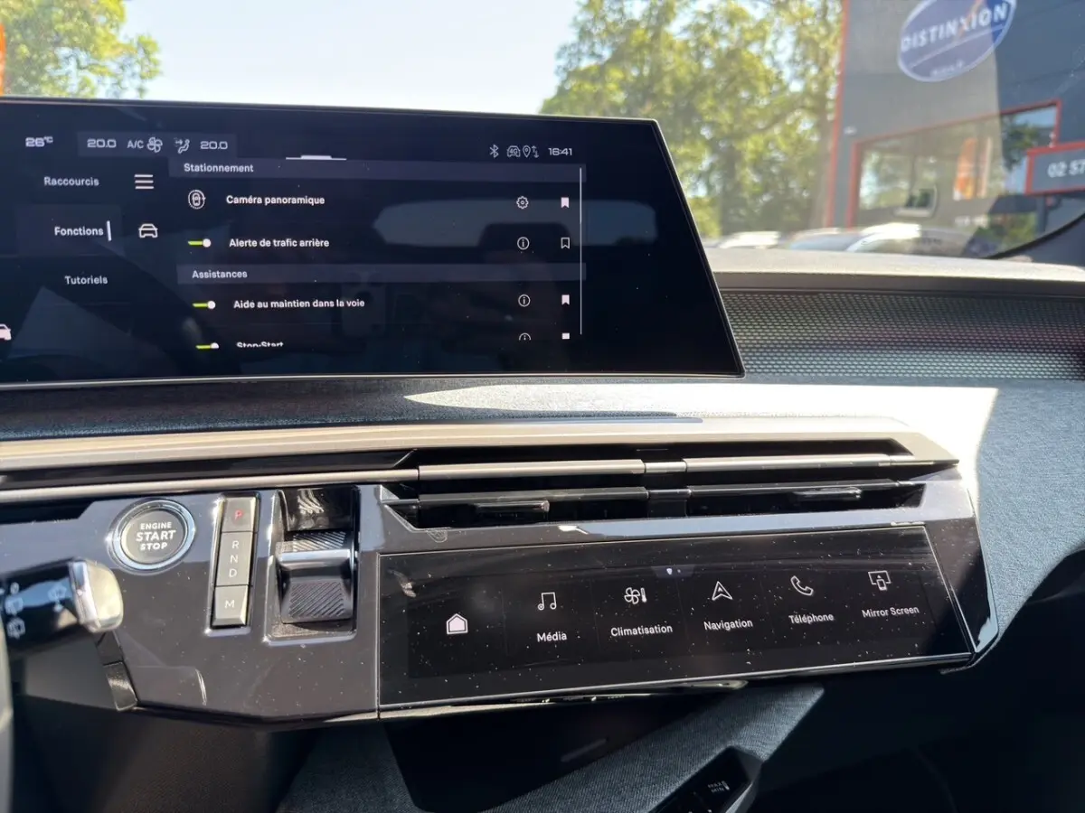 Vue intérieure du tableau de bord du Peugeot 5008 noir 2025 avec écran tactile et commandes modernes.