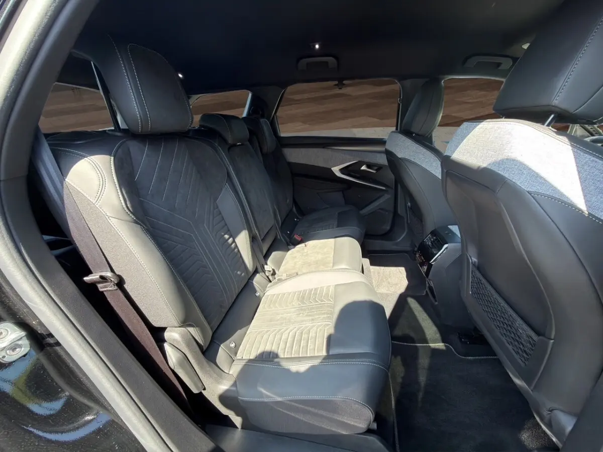 Vue intérieure côté gauche des sièges arrière en sellerie alcantara noire du Peugeot 5008 1.2 Hybrid 145 GT 2025.
