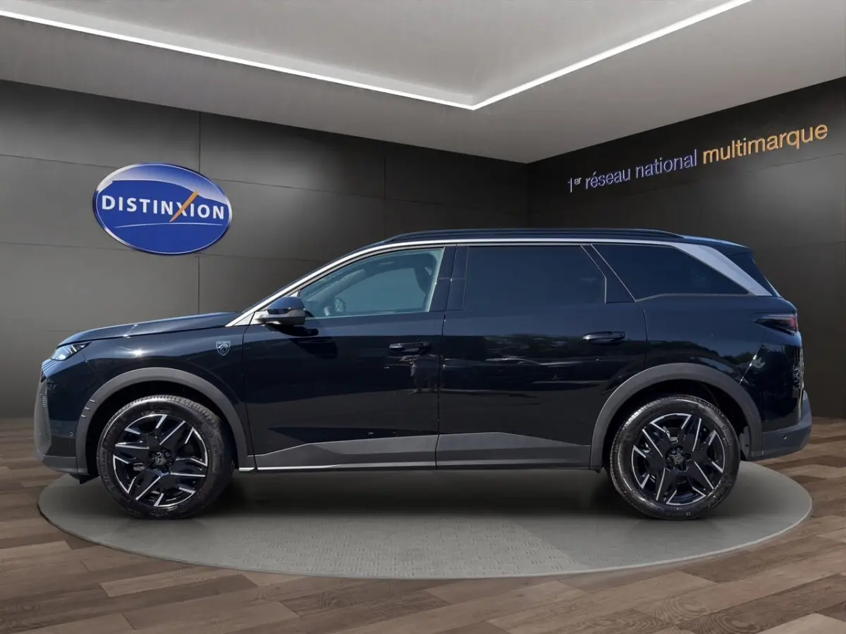 Peugeot 5008 noir vue de profil côté gauche, avec jantes noires et détails gris sur bas de caisse.
