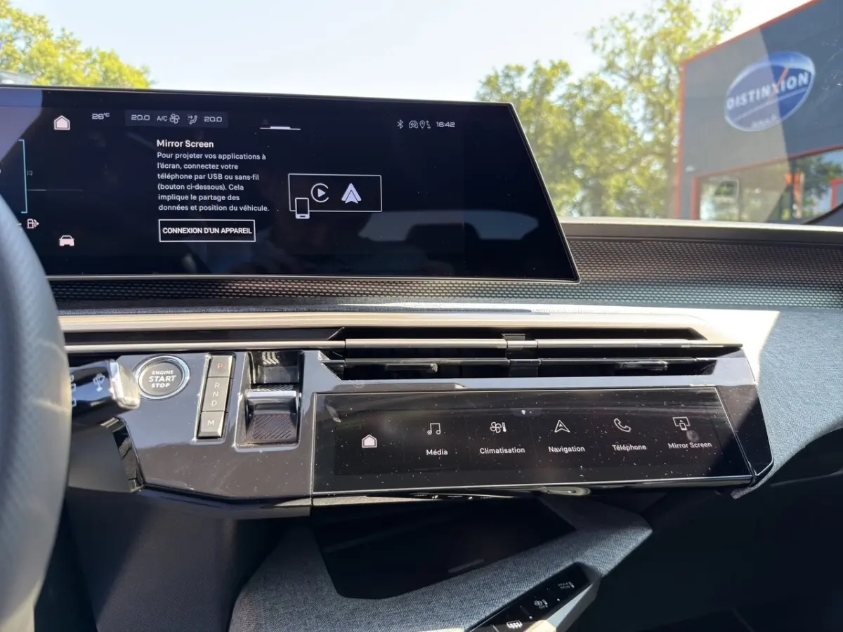 Vue intérieure du tableau de bord tactile du Peugeot 5008 noir, avec écran multifonctions et commandes modernes.