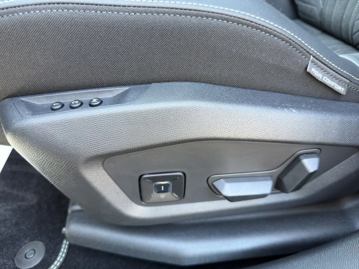 Détail des commandes de réglage électrique du siège conducteur en sellerie Alcantara noire du Peugeot 5008 2025.