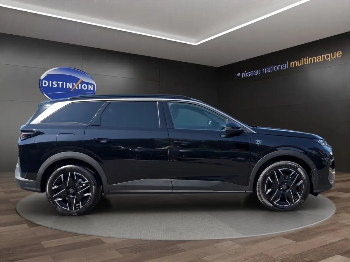 Vue de profil côté gauche d'un Peugeot 5008 noir 2025 avec jantes noires et toit panoramique.