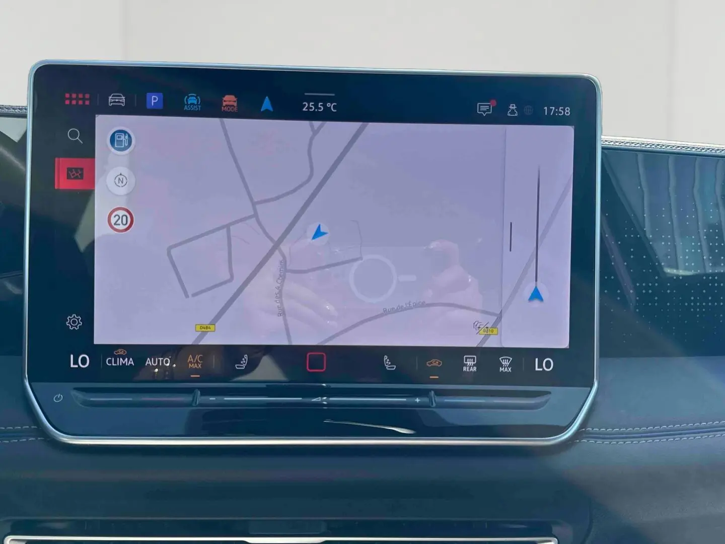 Écran tactile central du Volkswagen Tiguan 2025 affichant la navigation, avec tableau de bord noir et coutures apparentes.