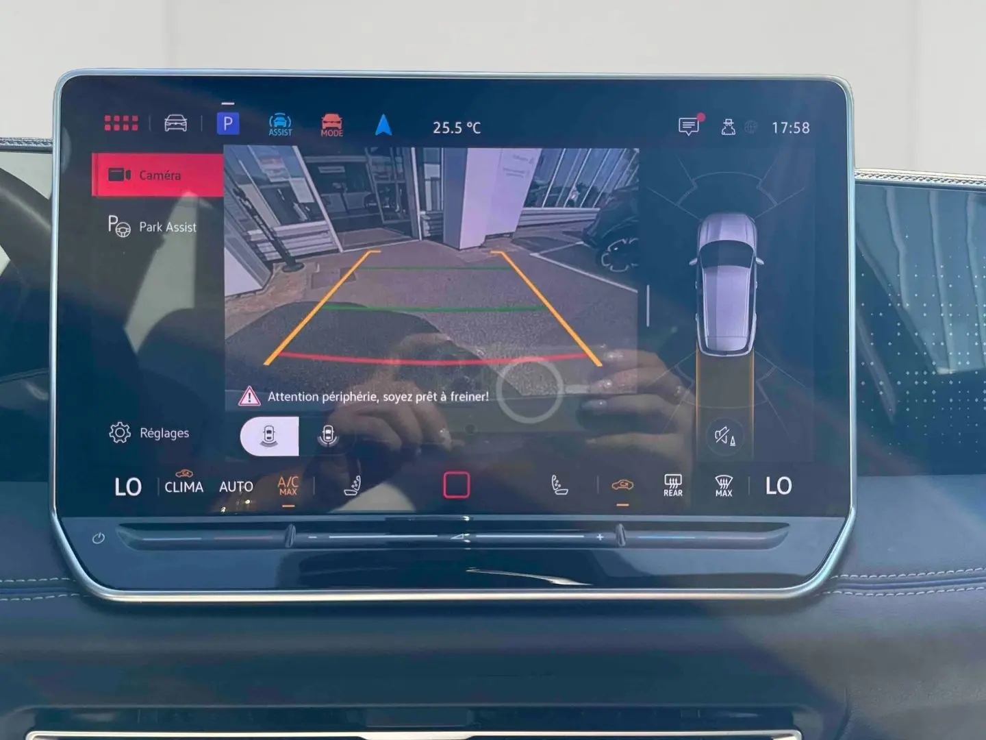 Écran tactile intérieur du Volkswagen Tiguan 2025 montrant la caméra de recul et l'assistance au stationnement.