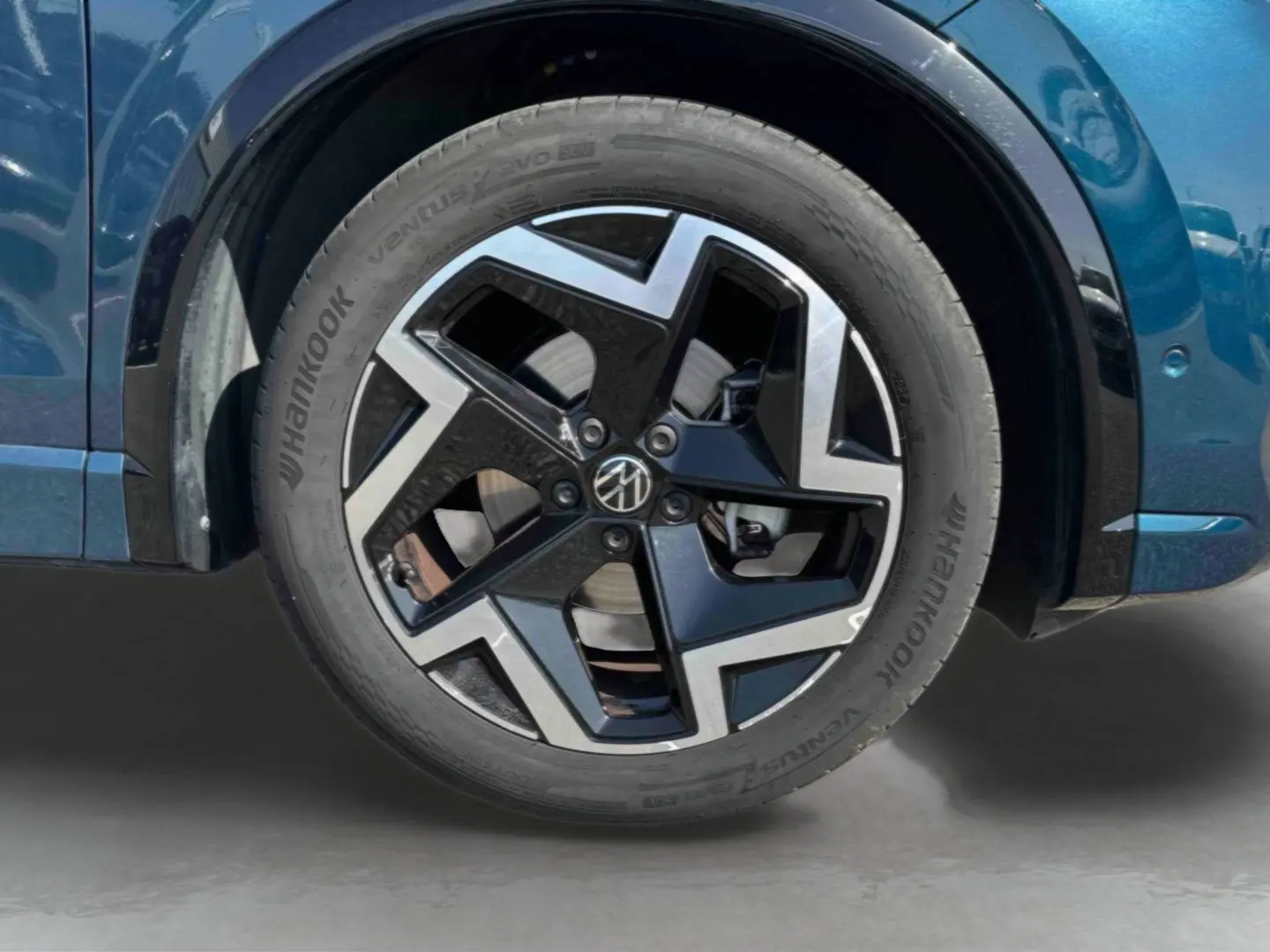 Gros plan sur la roue avant droite du Volkswagen Tiguan bleu 2025 avec jante alliage 19 pouces Coventry.