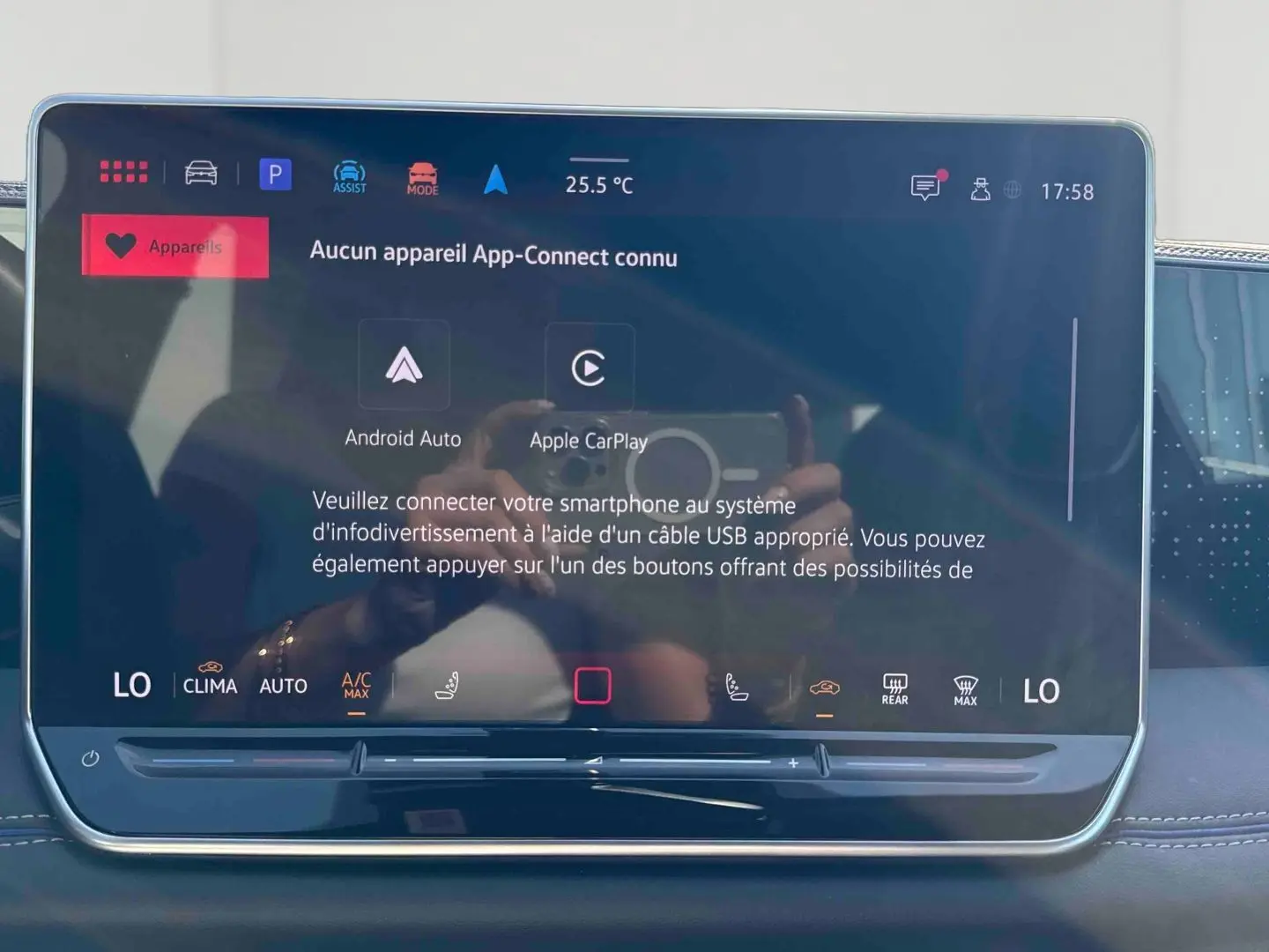 Écran tactile central du Volkswagen Tiguan 2025 affichant les options Android Auto et Apple CarPlay, avec finition intérieure noire.