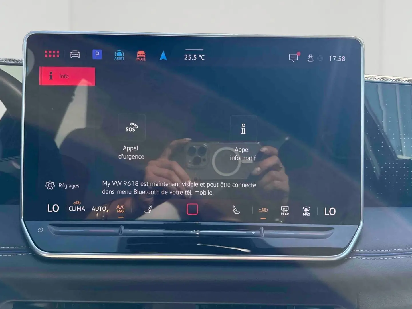 Écran tactile central du tableau de bord du Volkswagen Tiguan 2025, affichant les réglages de climatisation et connectivité Bluetooth.
