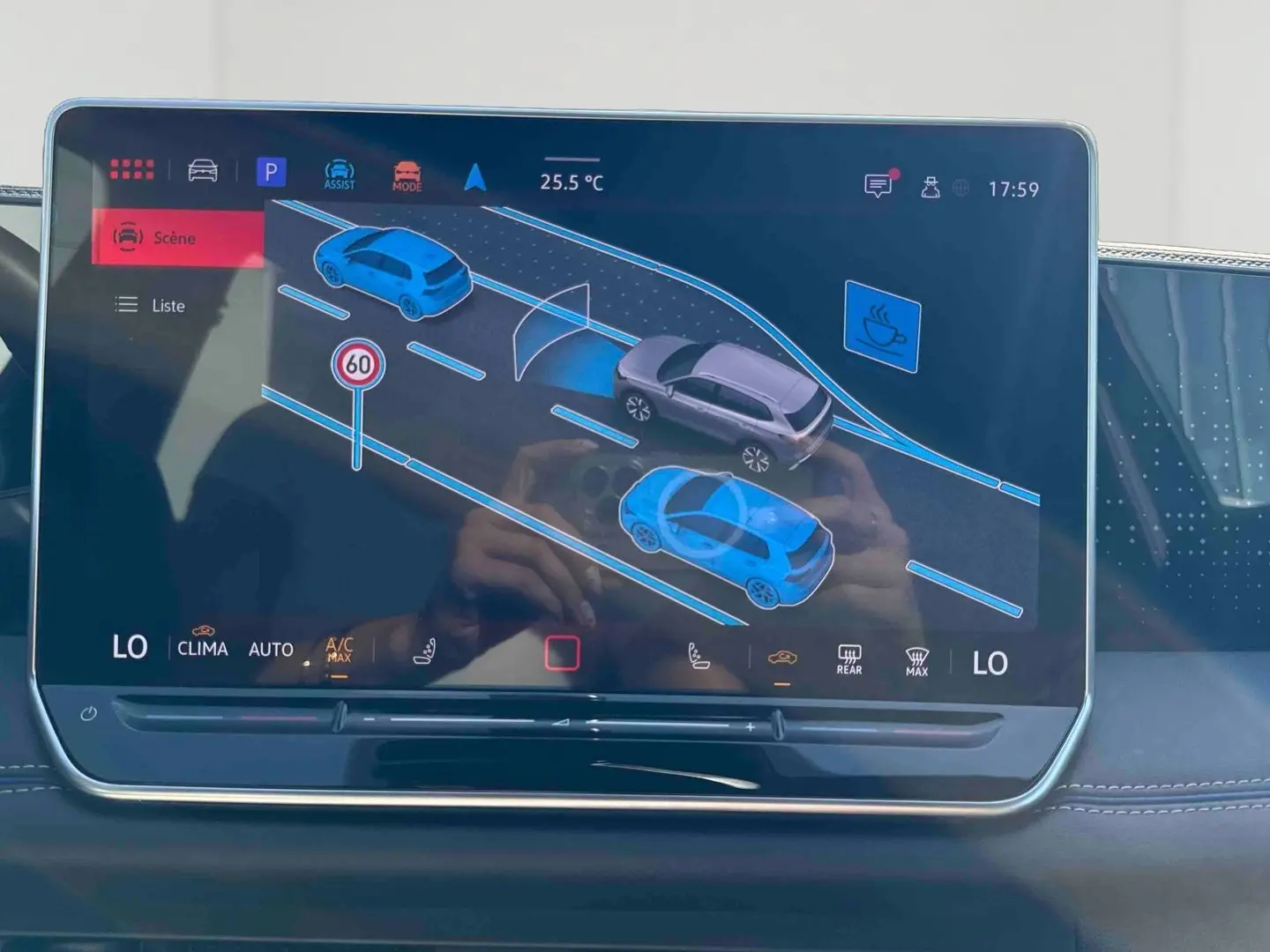 Écran tactile intérieur du Volkswagen Tiguan 2025 montrant l’assistance d’intersection et la détection des véhicules.