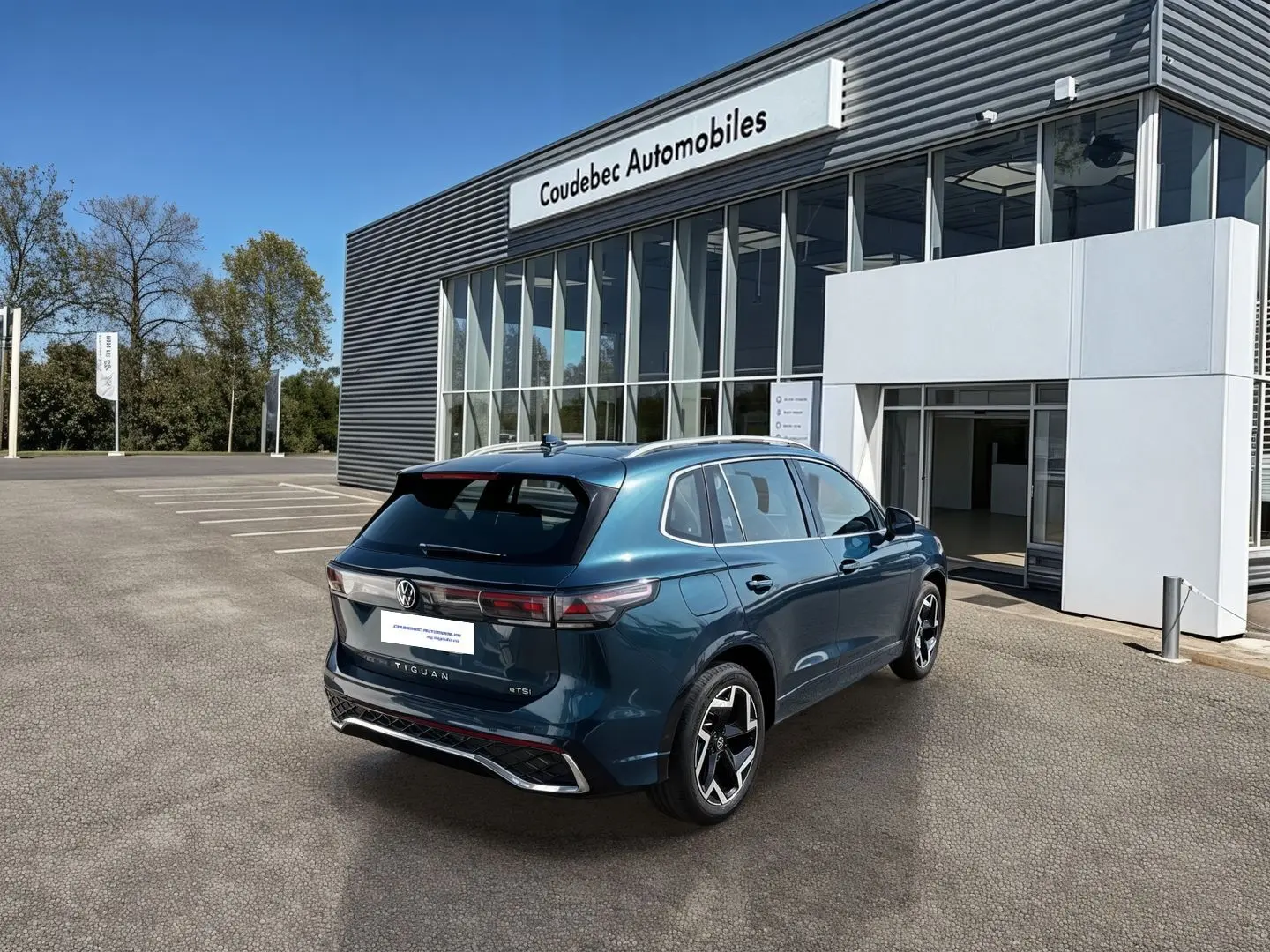 Volkswagen Tiguan 2025 bleu en vue 3/4 arrière droit, avec jantes alliage 19 pouces et feux arrière LED 3D.