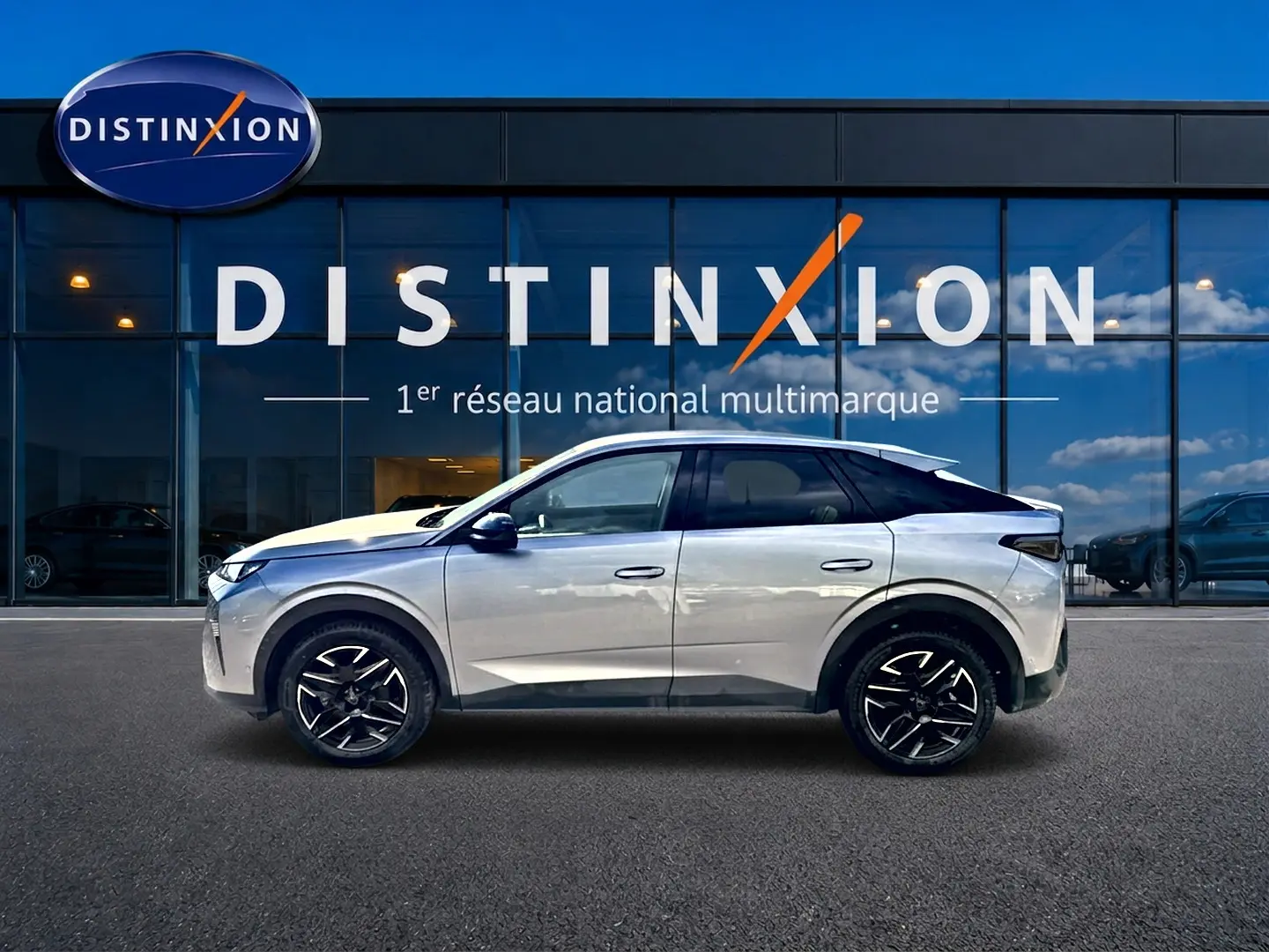 Peugeot 3008 gris artense en profil droit devant vitrine Distinxion, jantes alu noires et toit noir contrasté.